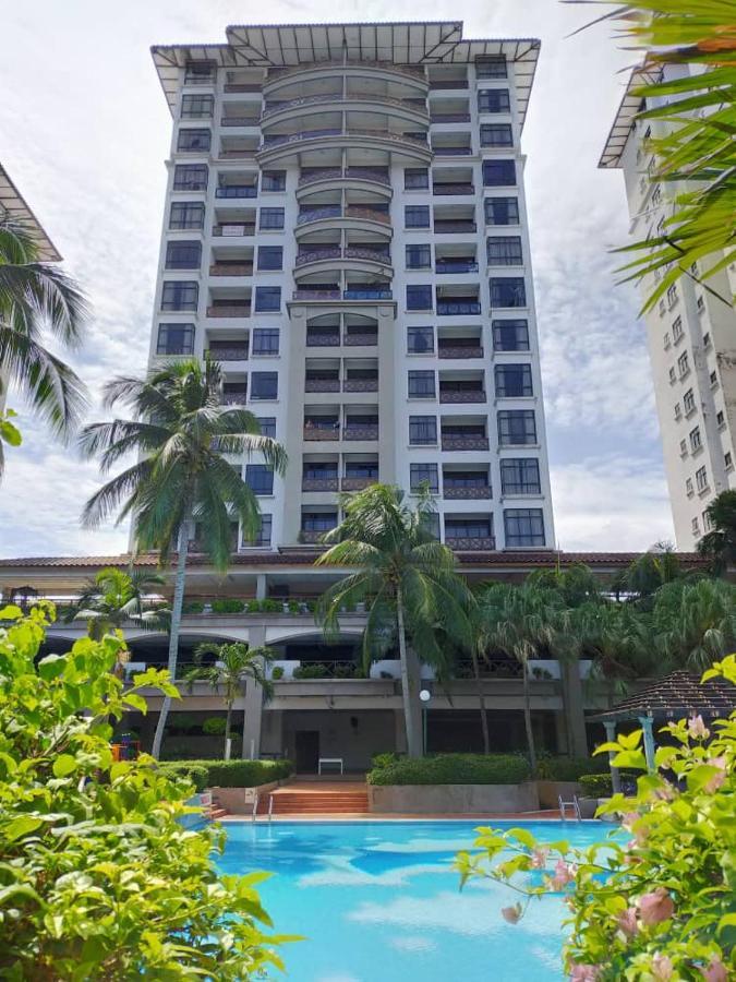 Appartamento Austin Mahkota Malacca Esterno foto